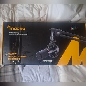 Maono PD200W hybrid podcasting microphone